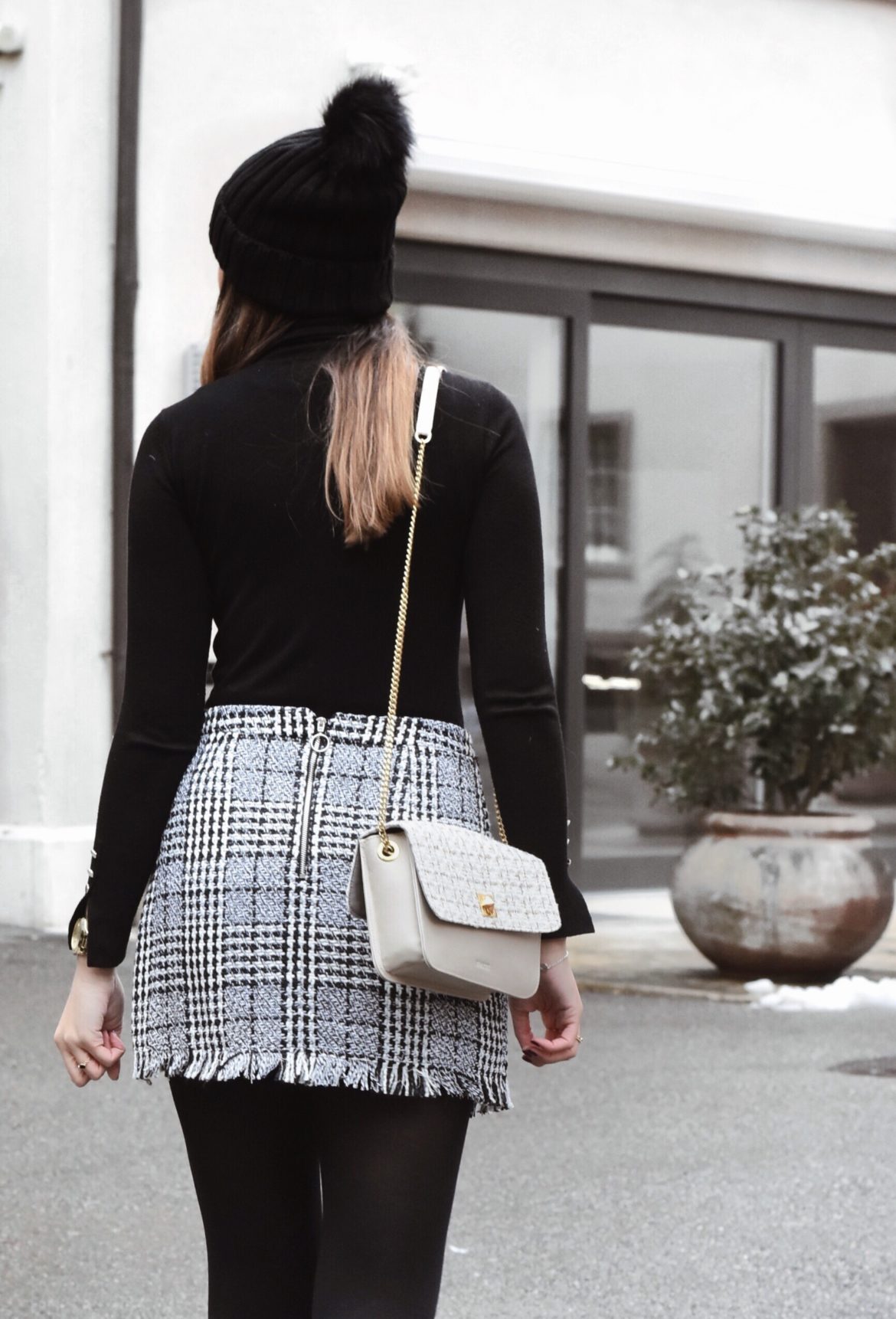 Outfit: black turtleneck, skirt and the De Marquet Night&Day bag