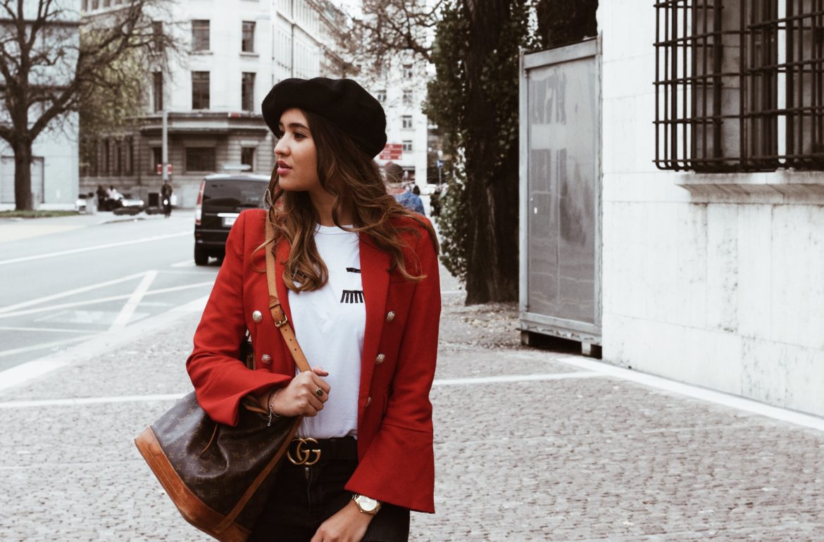 Outfit red blazer and sneakers
